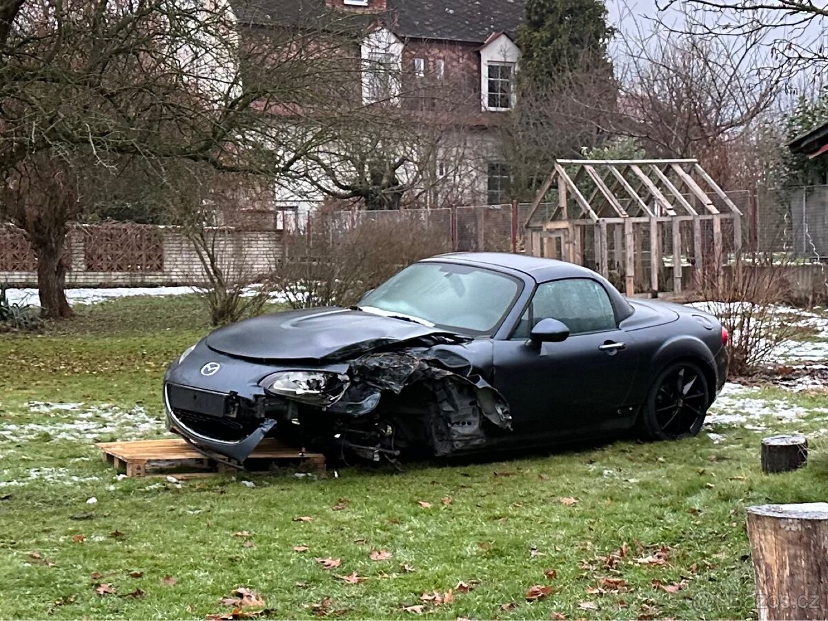 Havarovaná Mazda MX-5 NC PRHT 2011