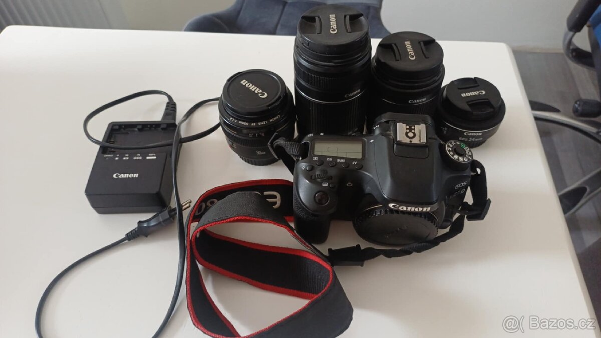 Fotoaparát Canon EOS 80D s příslušenstvím.