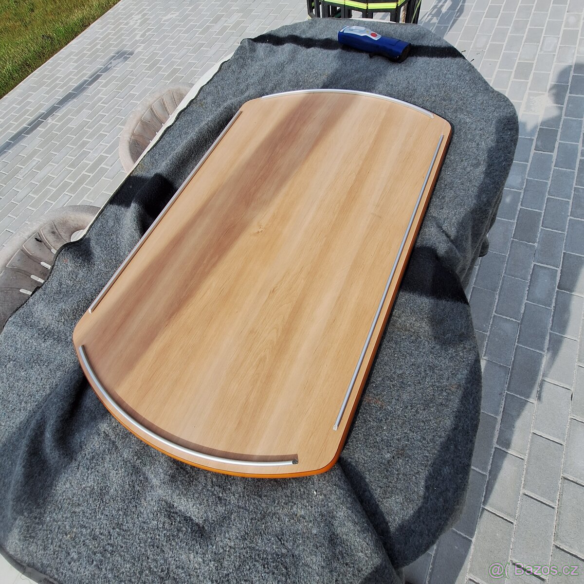 Karavan, loď stolek se zádržným systemem