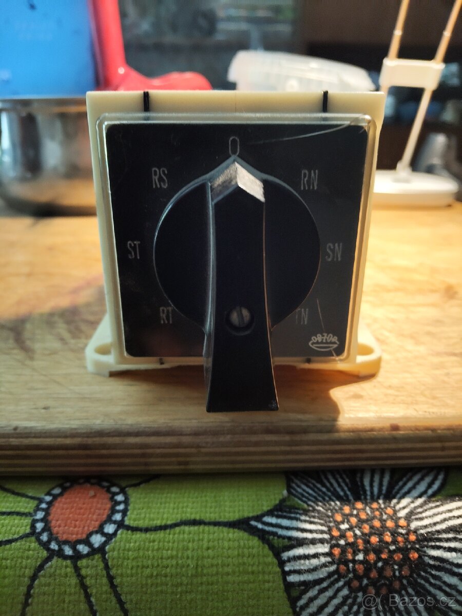 Reversní vačkový spínač