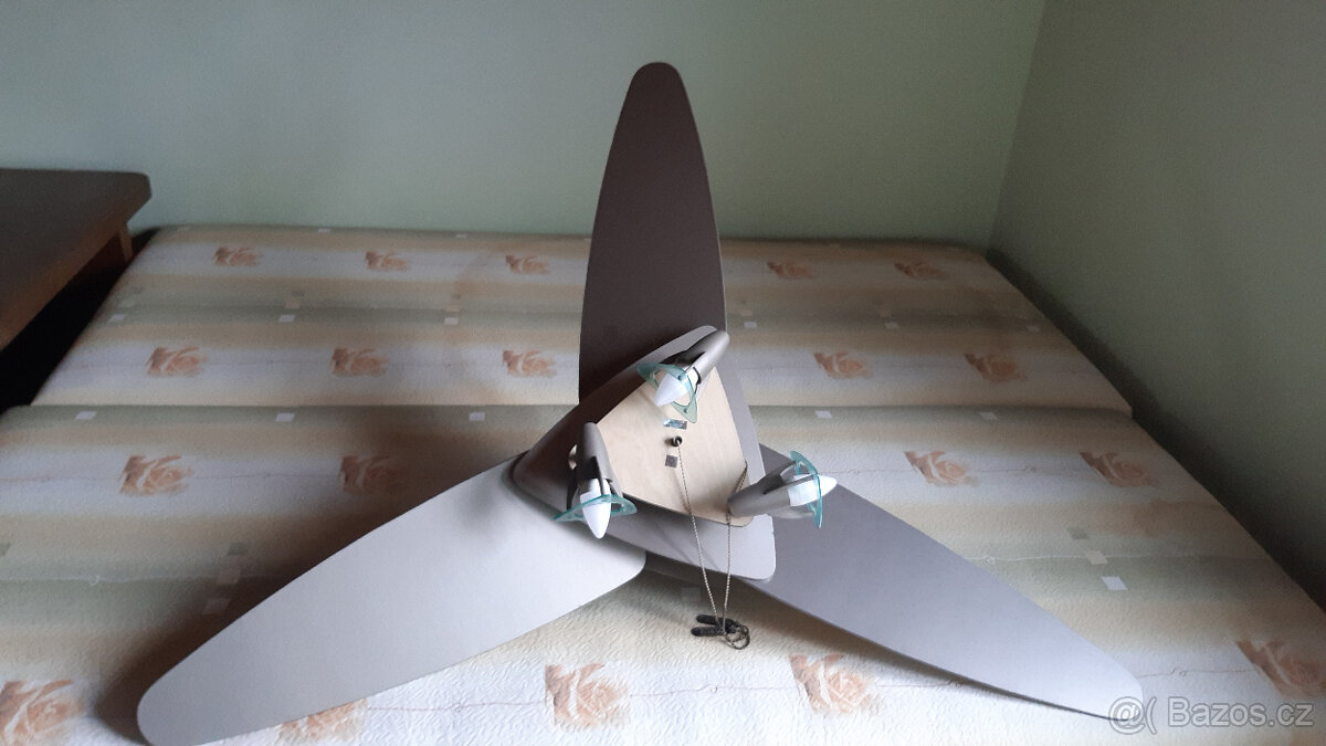 Stropní ventilátor se světlem