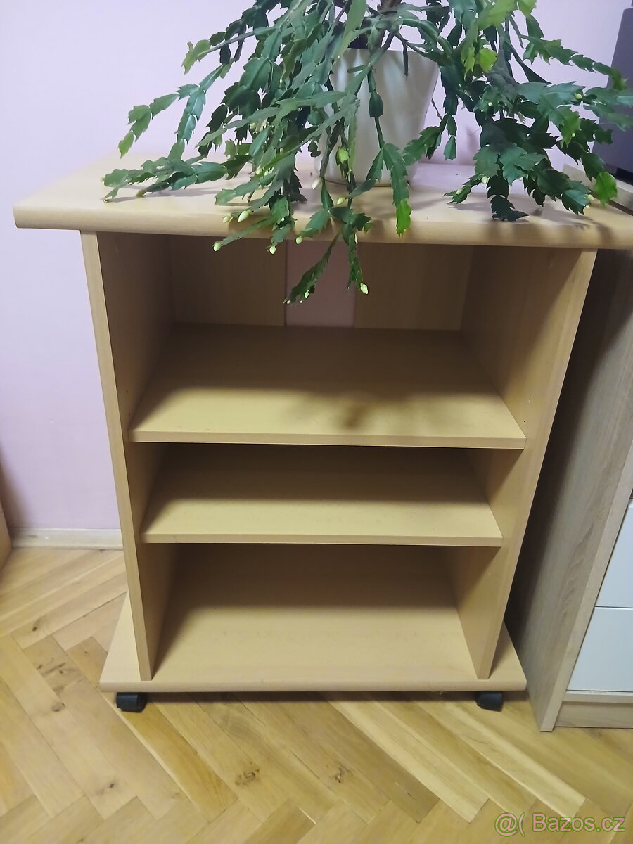 Stolek pod TV