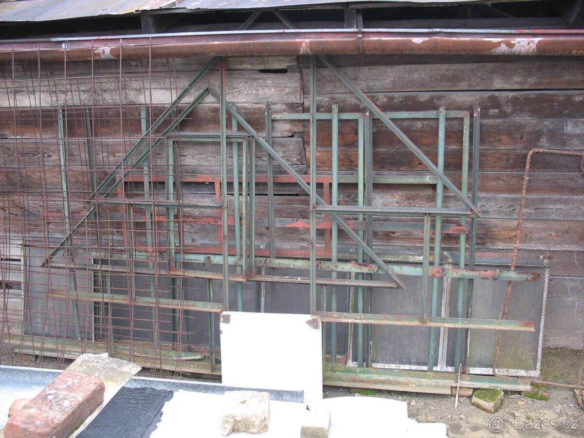 Skleník z ocelových sešroubovaných profilů a skla-sleva 1000