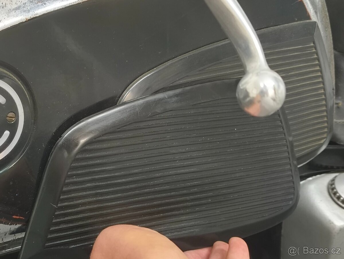 Nákolenice gumové boky nádrže ČZ 125 175 477 476 Aprilia