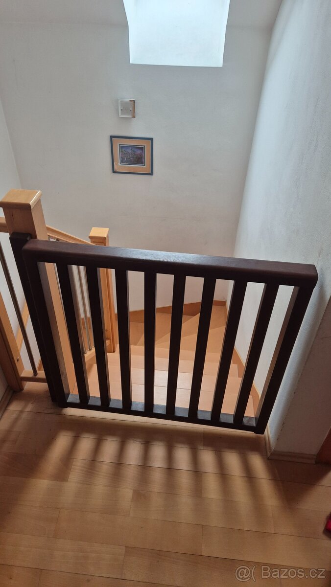 Dětská zábrana na schodiště