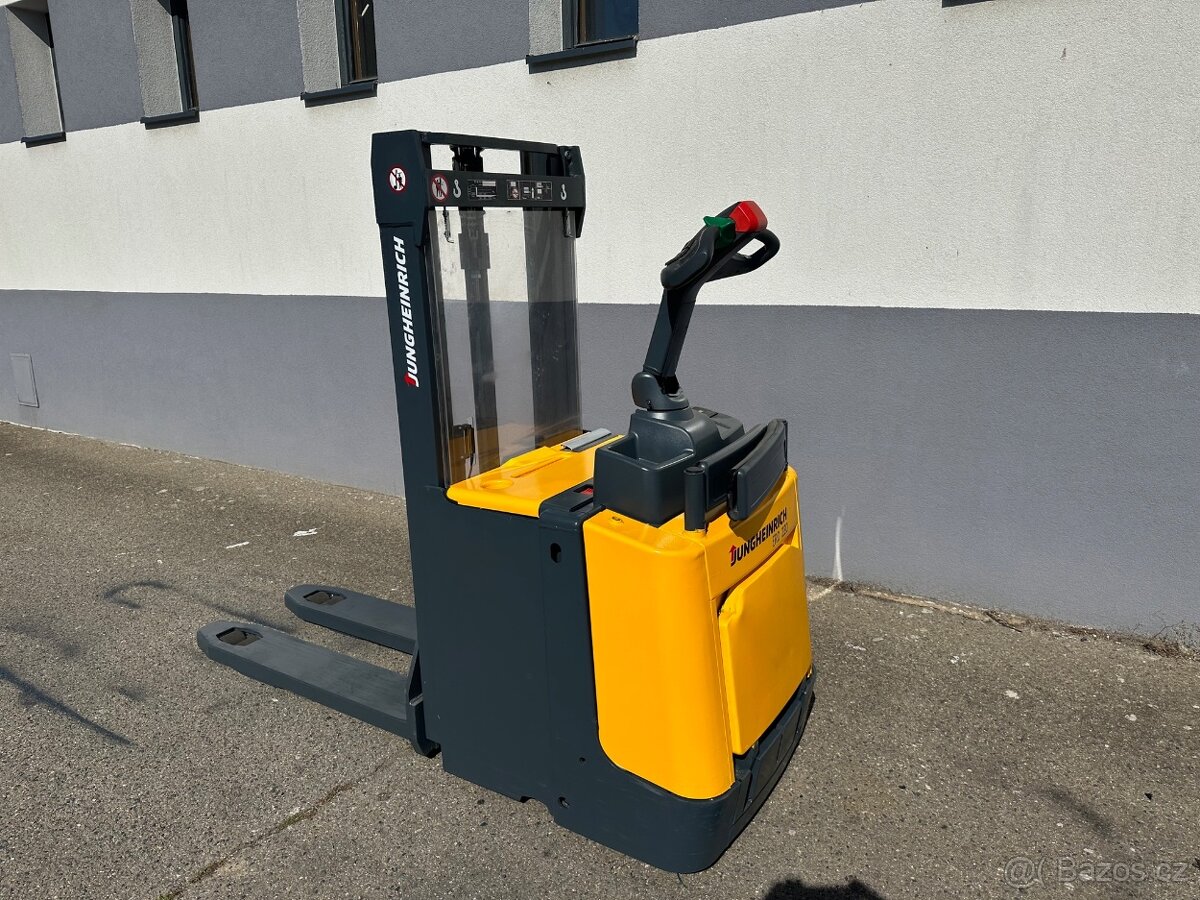 Vysokozdvižný vozík ruční Jungheinrich s přízdvihem 2t