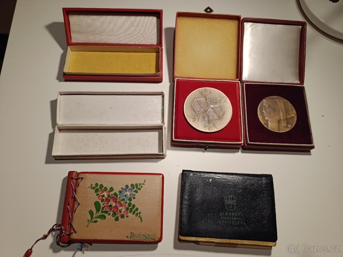 Staré krabičky a plakety