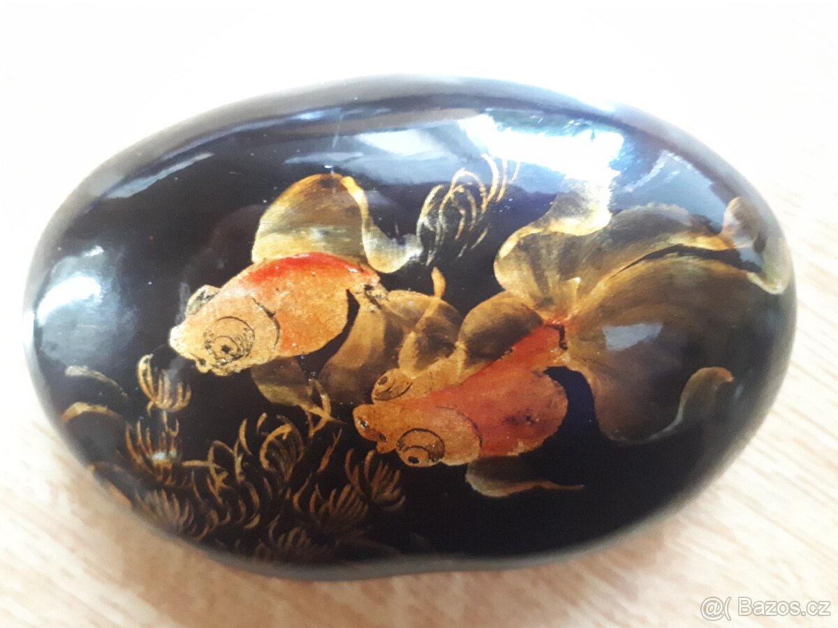 Skleněné/kamenné těžítko s rybami (Indie)