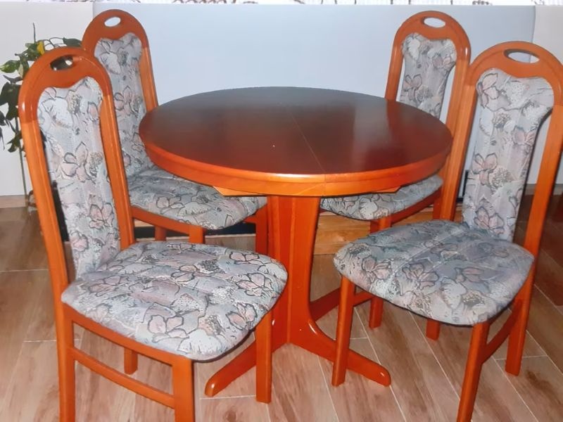 Stůl kulatý jídelní, rozkládací a 4 židle - masiv