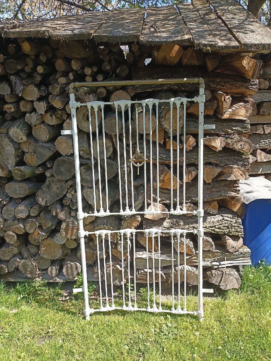 Stará, kovová mřížka s mosaznými prvky