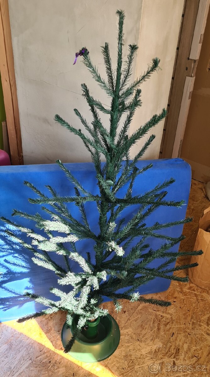 Vánoční umělohmotný stromeček