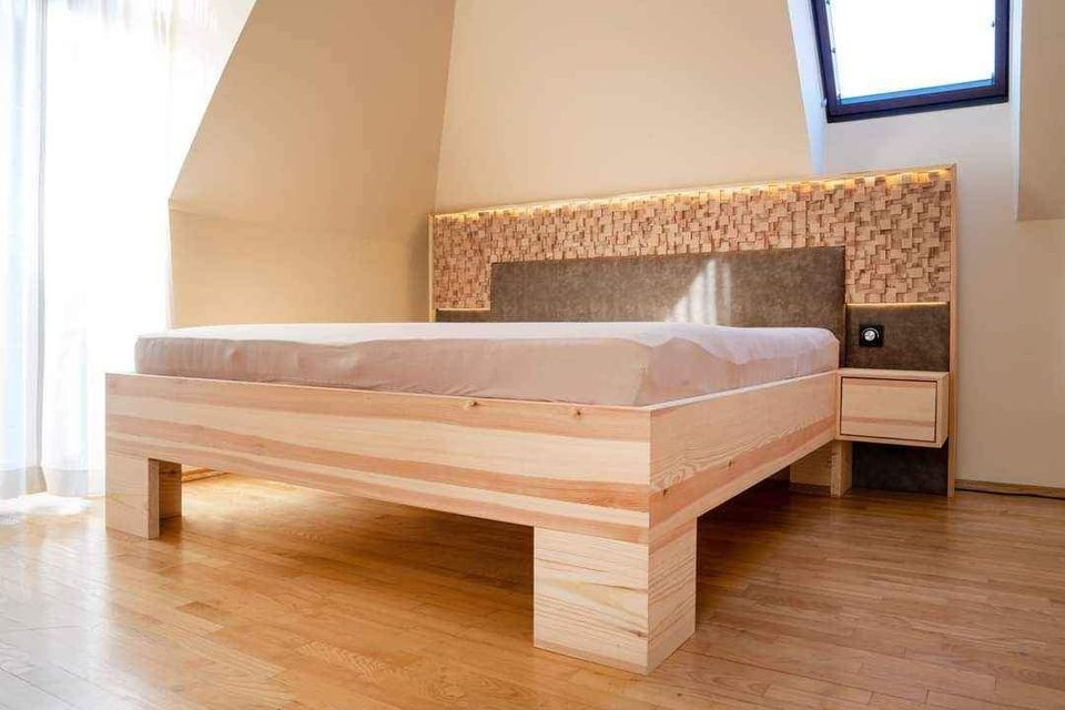 Masivní postel z borovice
