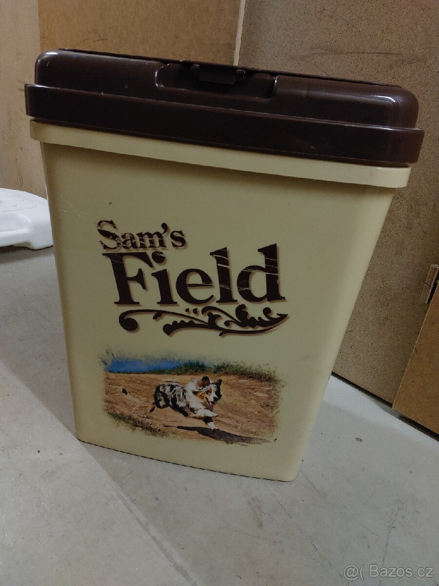 plastová bedna s víkem Sam's Field na krmivo, cca 15 kg