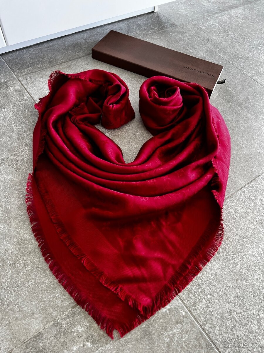 Louis Vuitton maxi shawl v rudé