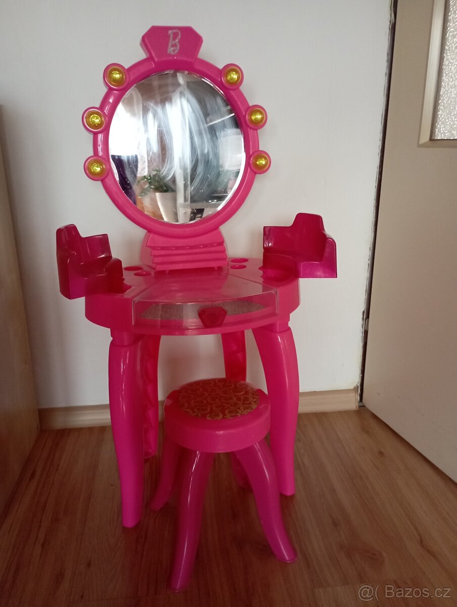 Toaletní stolek