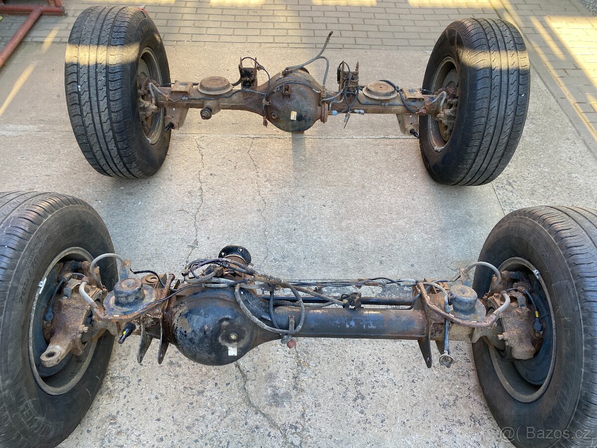 Přední a zadní náprava Nissan Patrol Y61