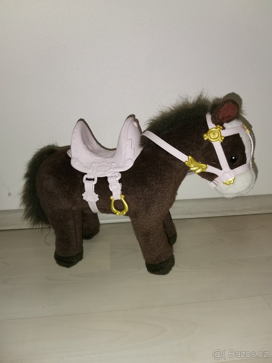 Chodící kůň Baby born