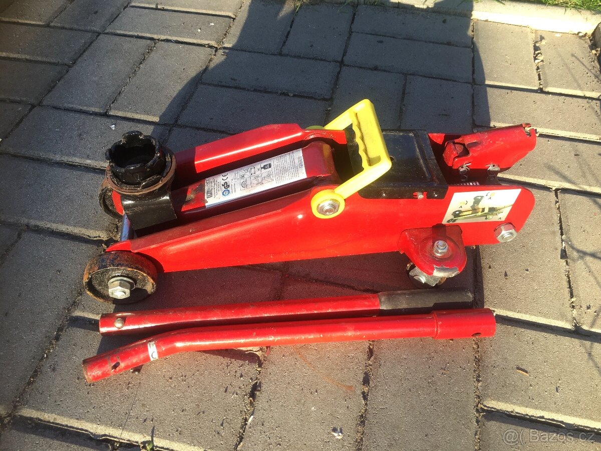 Hydraulický pojízdný zvedák 2t