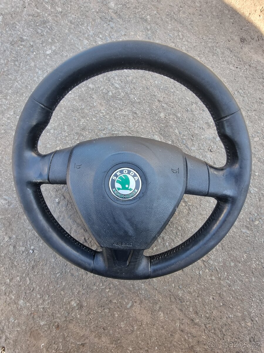 Tříramenný volant včetně airbagu pro Octavia II