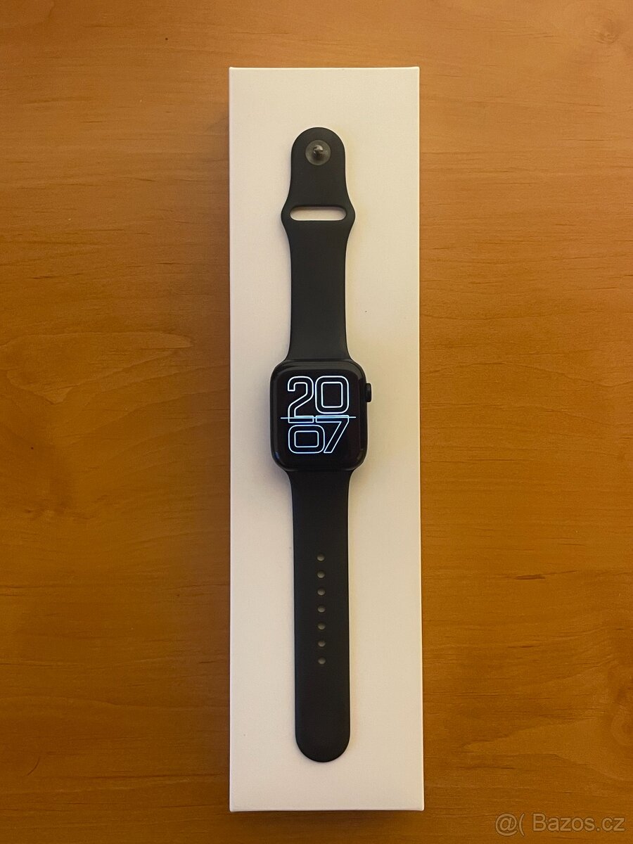 Apple Watch SE 44mm - černá
