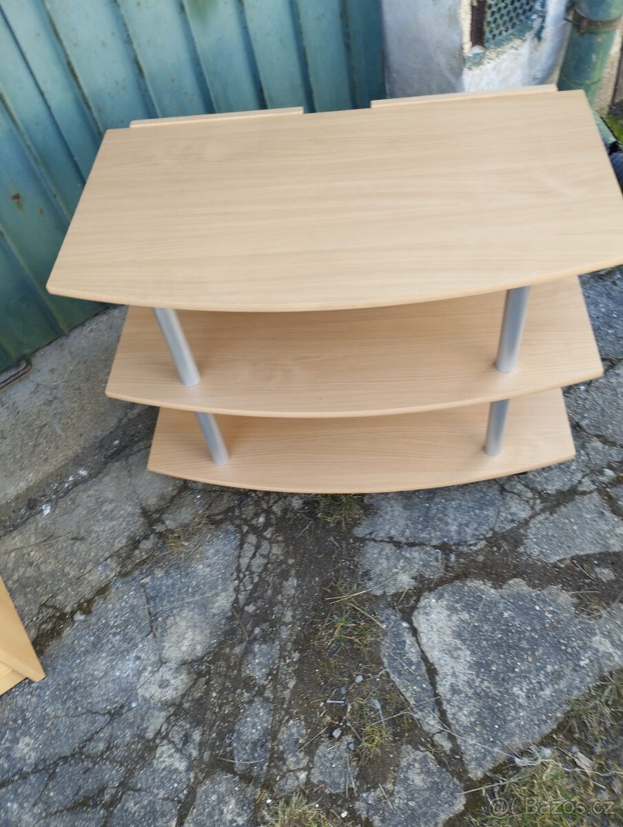 Televizní stolek na kolečkách světlé barvy.