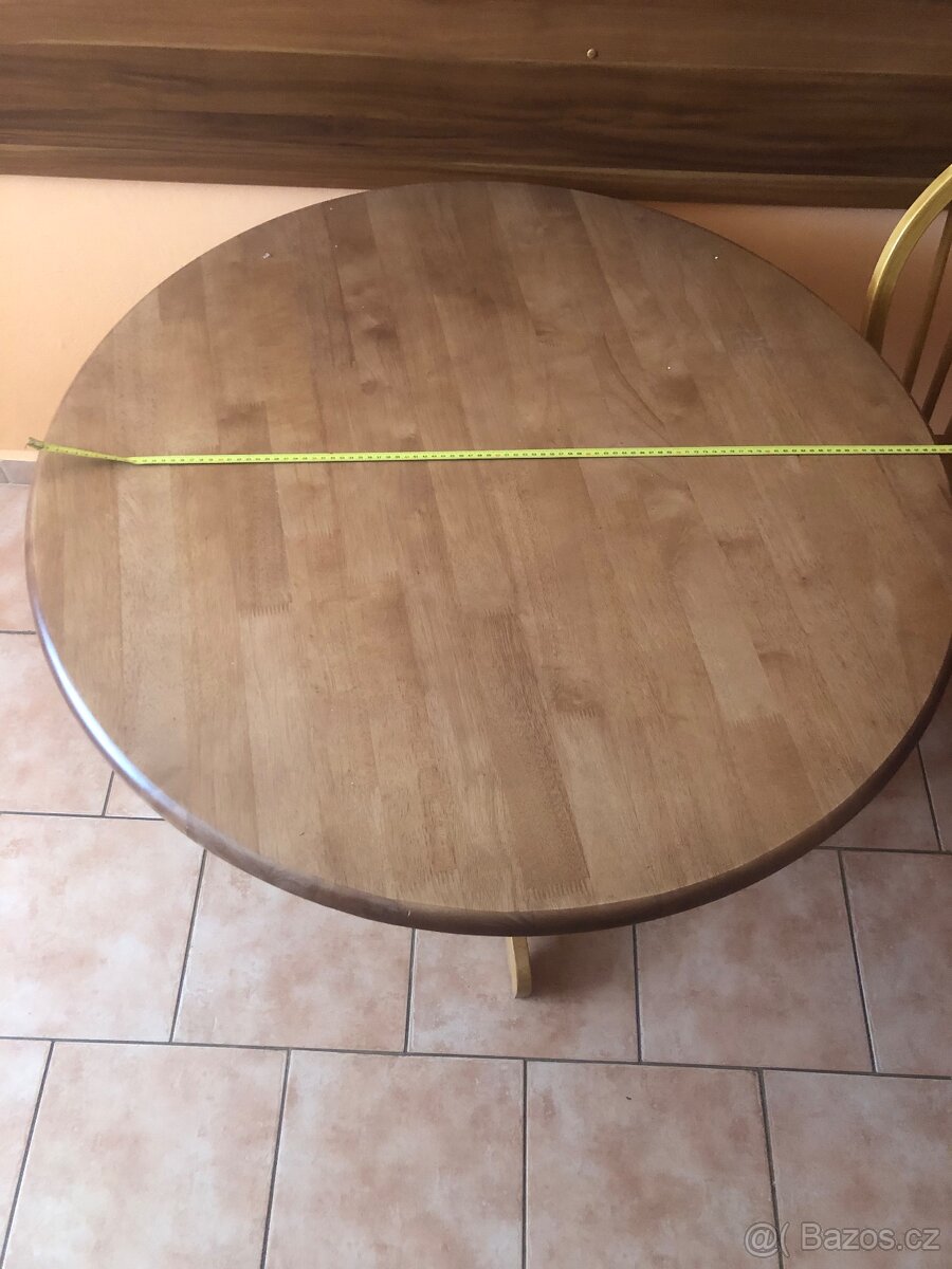 Kuchyňský stůl a čtyři židle.