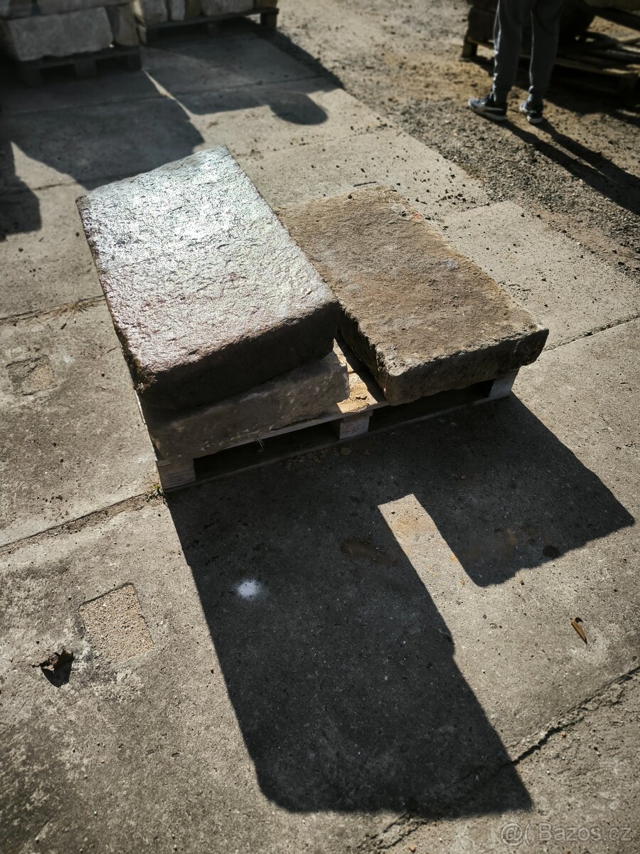 Stara pískovcová dlažba, zápraží,slapaky