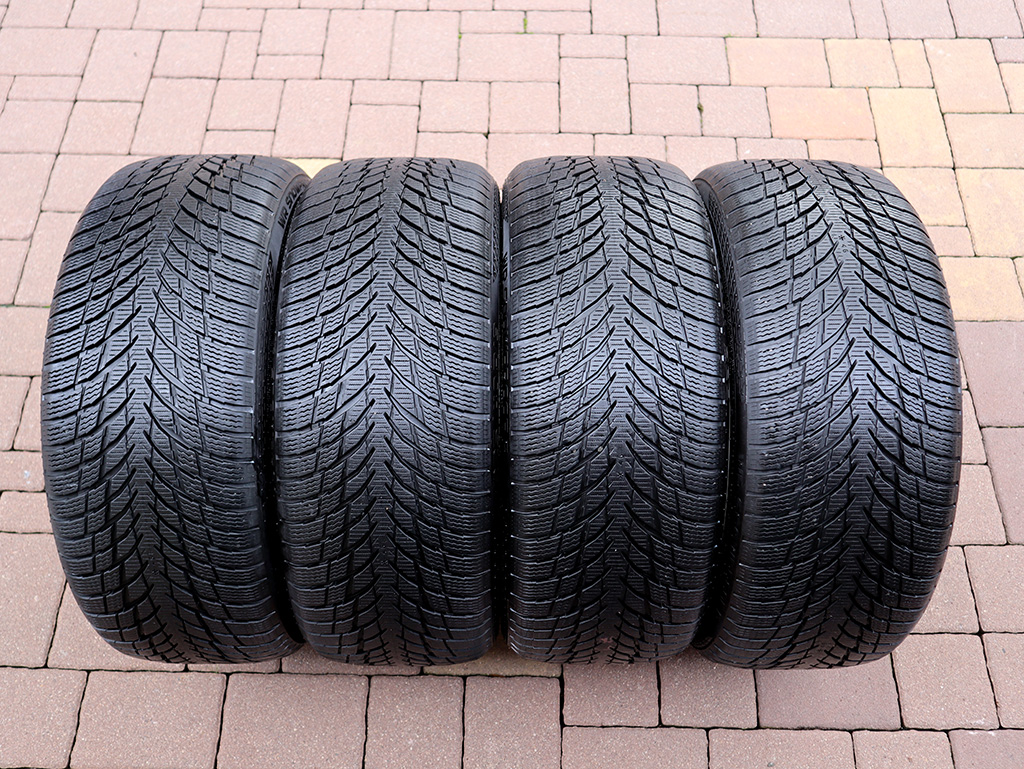 4x 225/40R19 NOKIAN – ZIMNÍ – JETÉ JEDNU SEZONU