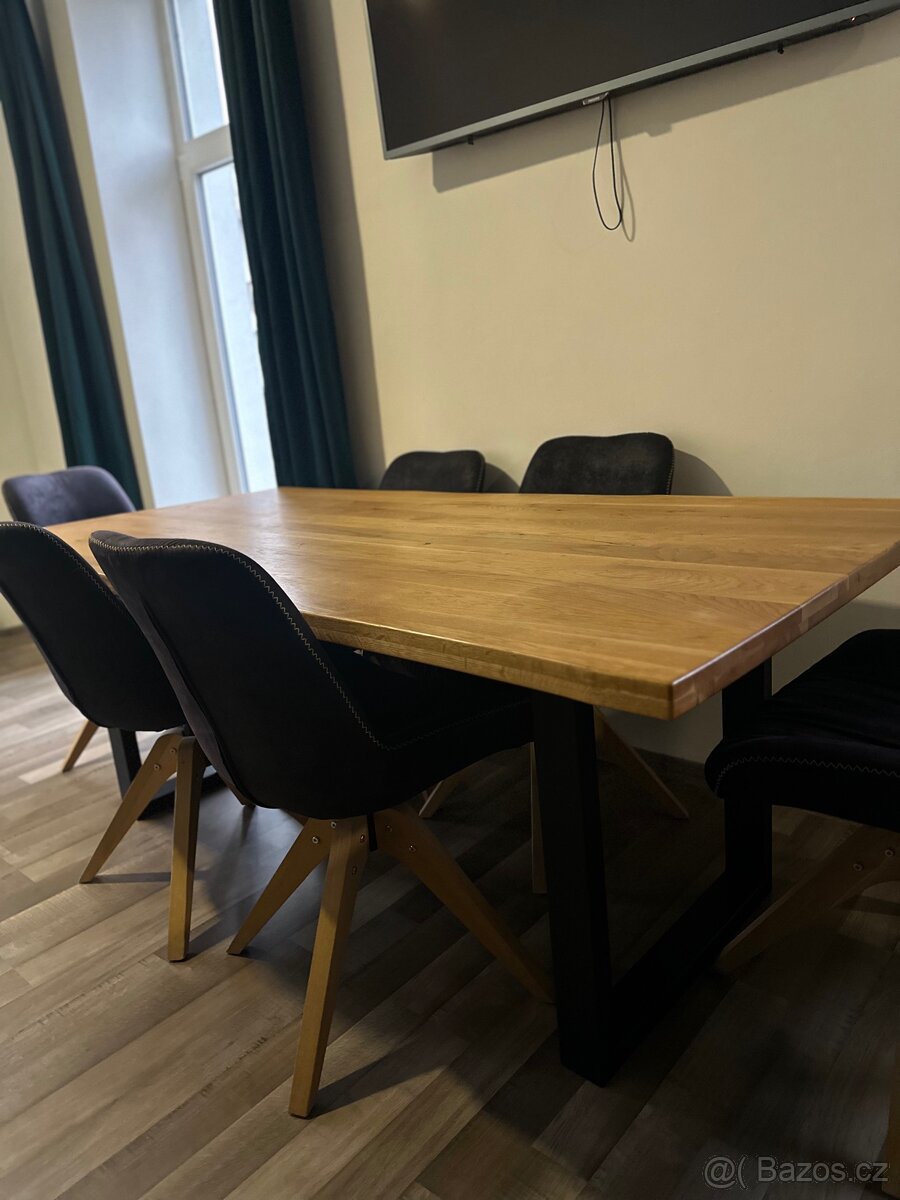 Jídelní stůl z masivu