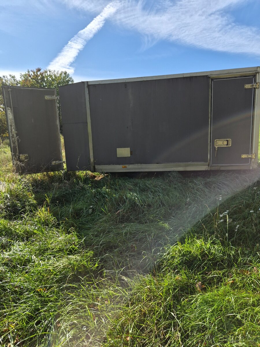 Korba z auta vhodná jako kontejner k uskladňování