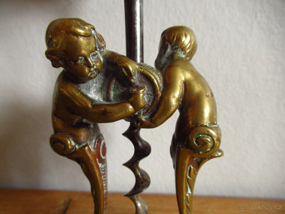 VZÁCNÁ STAROŽITNÁ MOSAZNÁ VÍNOVÁ VÝVRTKA ORMOLU ZDOBENÁ CHER