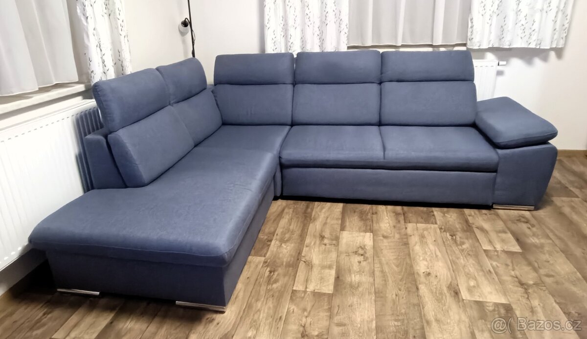 Rohová sedačka s úložným prostorem.