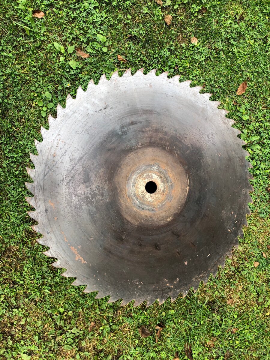 Cirkulárka pila na dřevo.