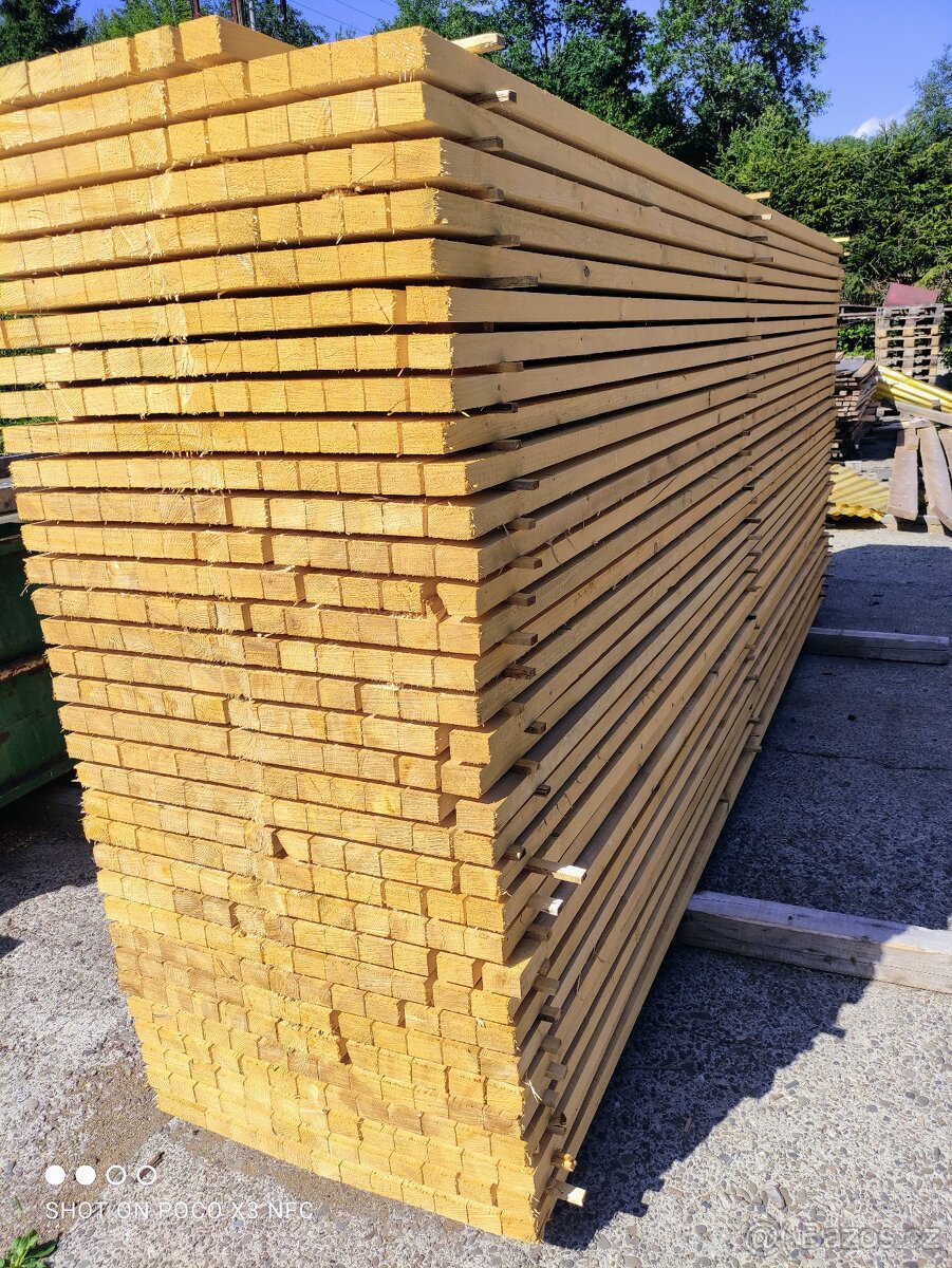 Stavební řezivo, trámy, desky, hranoly, střešní latě