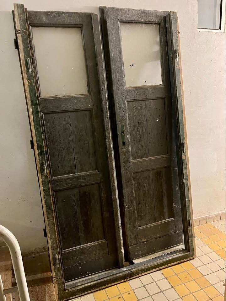 Krásné starožitné vchodové dveře do domu