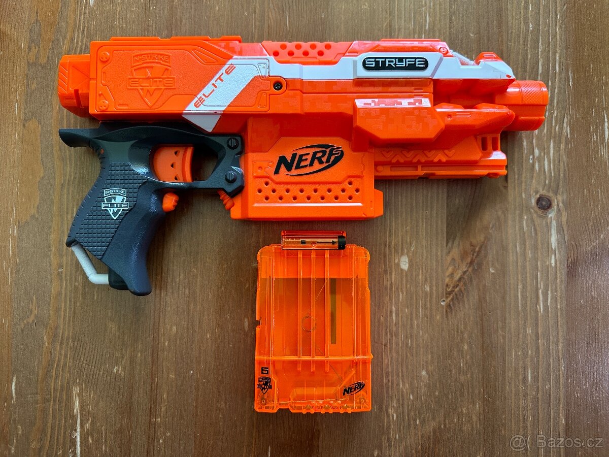 Puška NERF STRYFE elektronická se zásobníkem