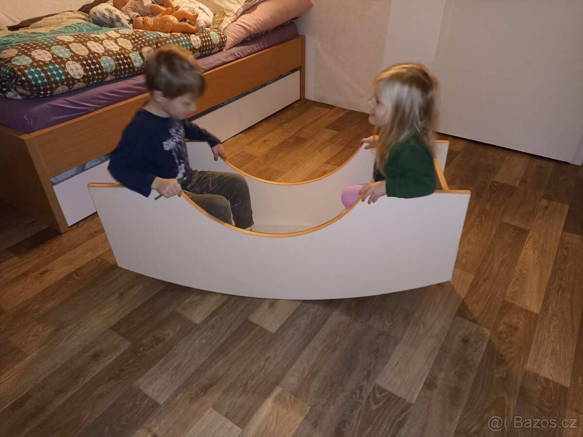 Dětská houpačka se stolkem