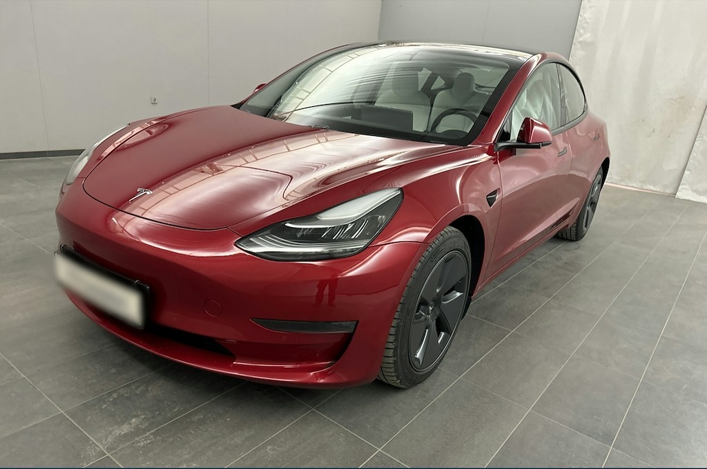 Tesla Model 3 red 2021 refresh, bílý int. Long Range SoH 93%