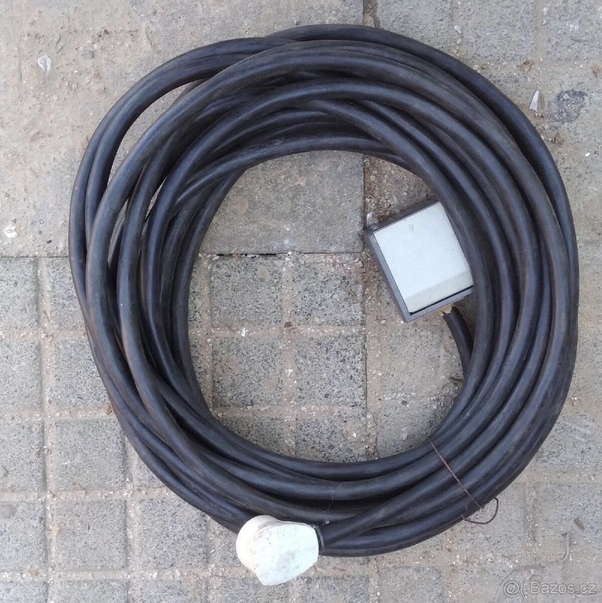 Prodám prodlužovací kabel, délka 15 metrů