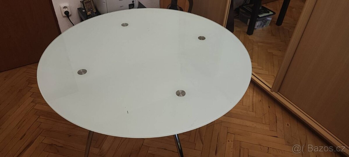 Prodávám kulatý skleněný jídelni stůl