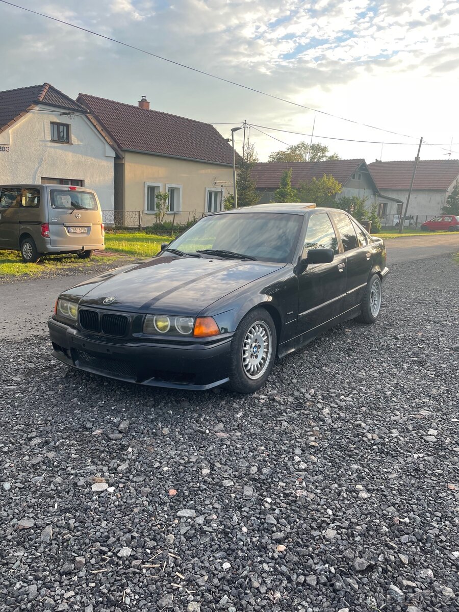 BMW E36 320i sedan