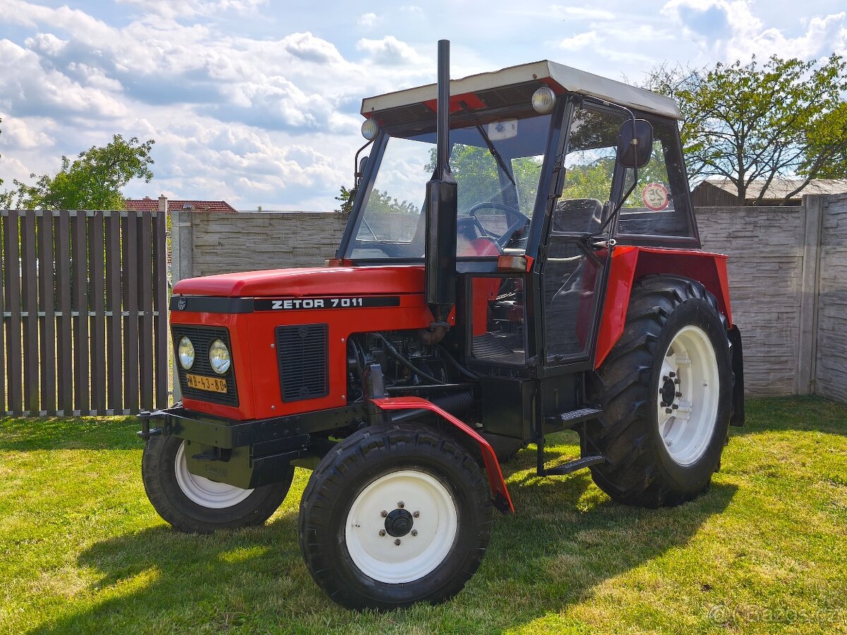 Traktor Zetor 7011 s TP, SPZ a platnou STK