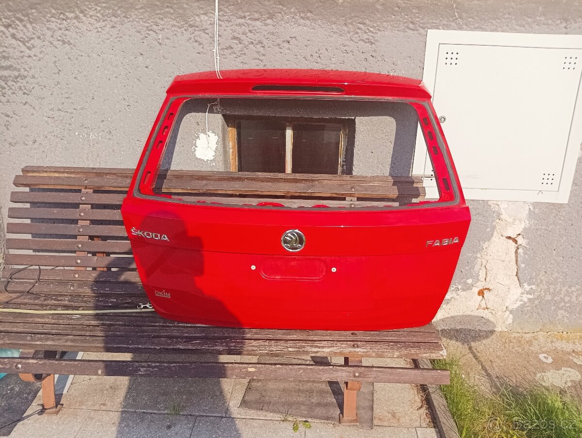 Zadní dveře a nárazník.