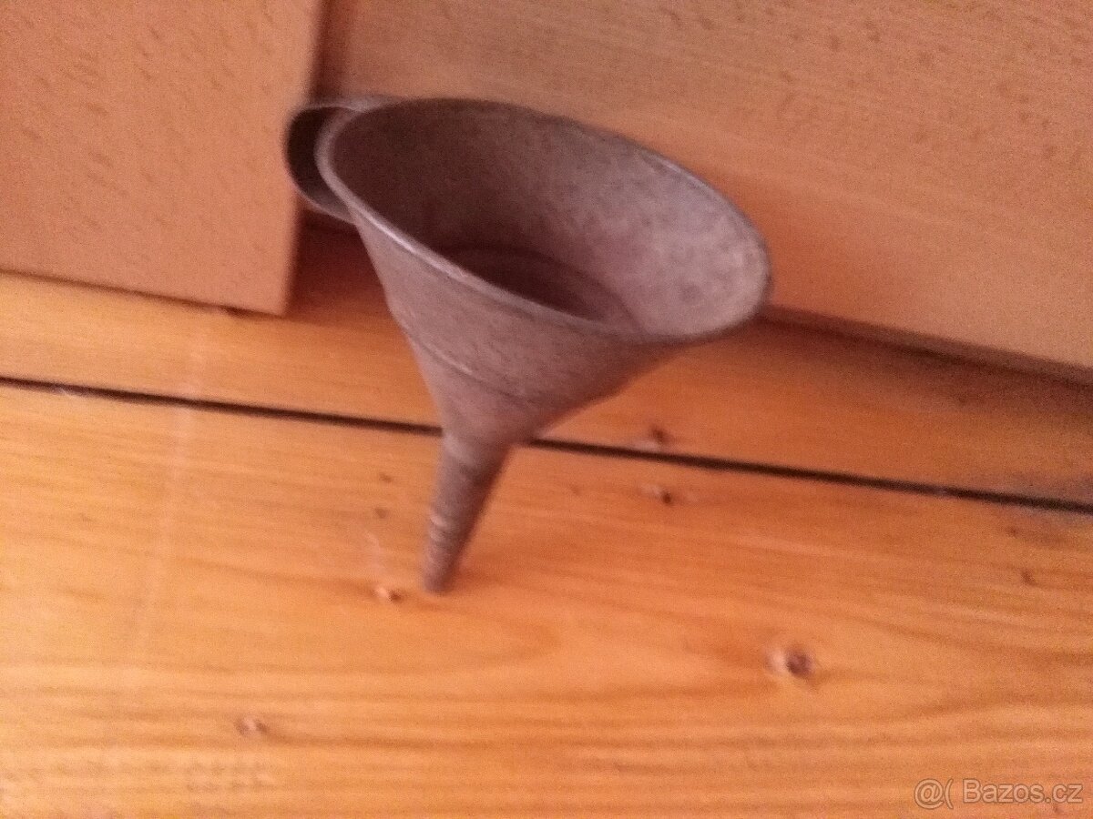 Starý plechový trychtýř