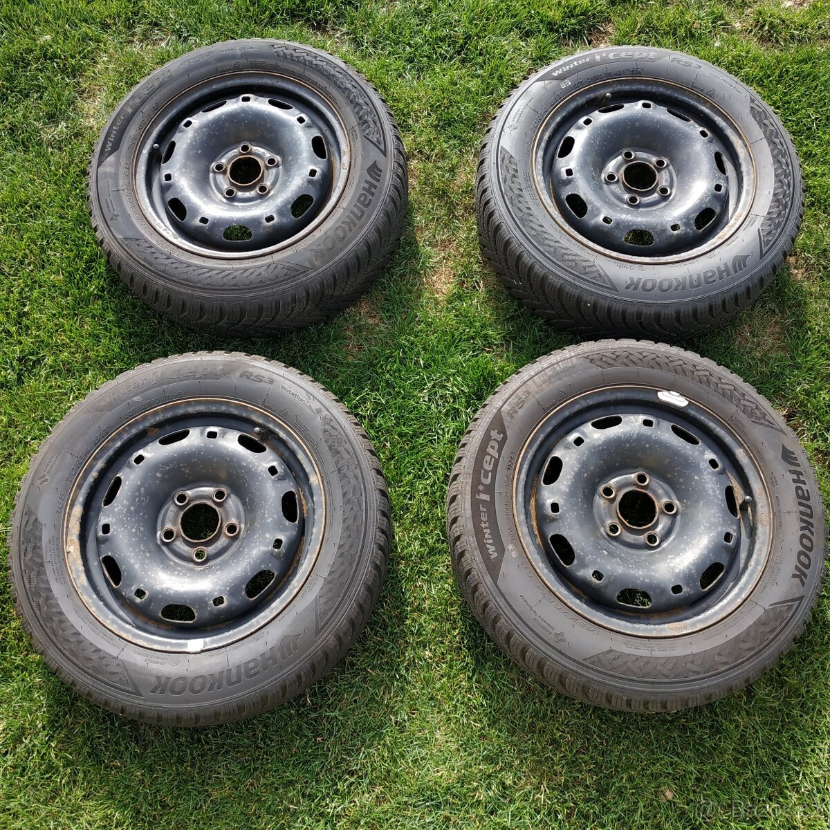 Zimní plechová kola s pneu Hankook 165/70R14 T – téměř nové,