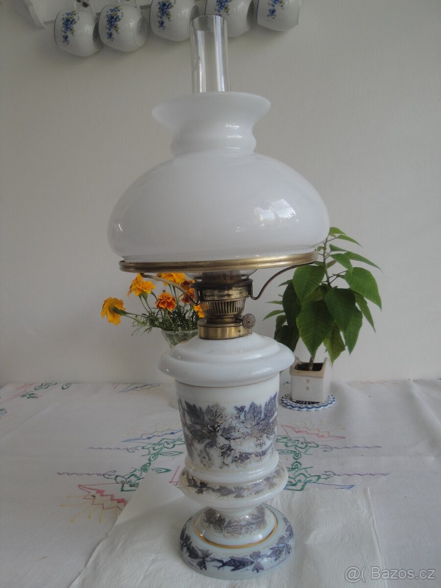 stará funkkční porcelánová petrolejová lampa