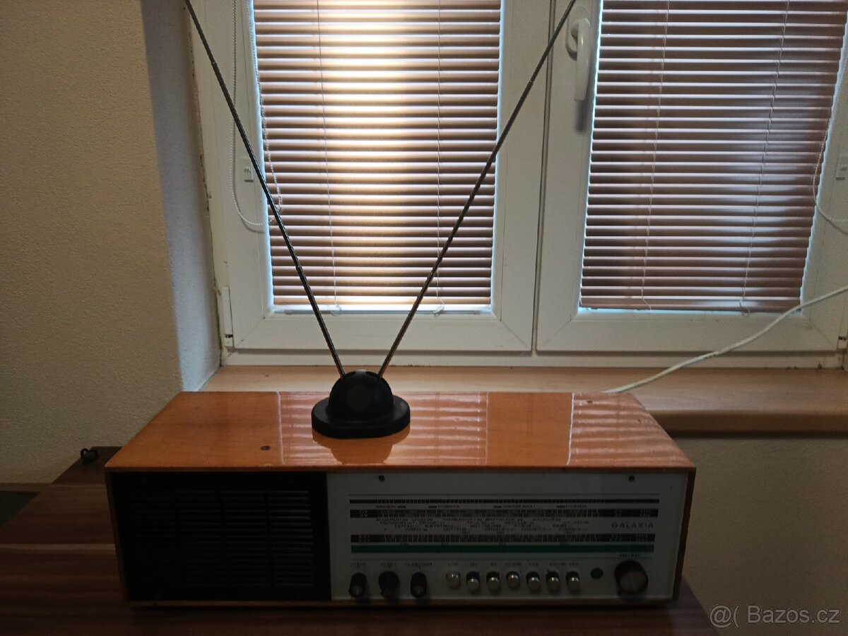 Historické rádio Tesla Galaxia 440A s FM anténou