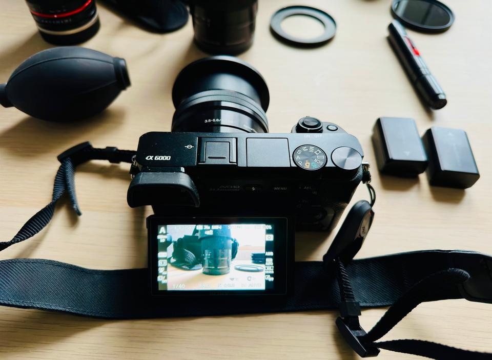 Sony Alpha 6000 + objektivy a příslušenství