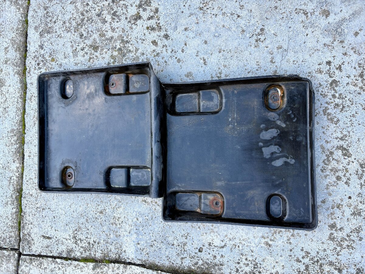 HUMVEE - HMMWV - kastlík AKU baterií / podložka ORIGINAL