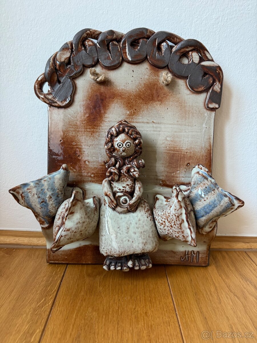 Keramická dekorace panenka